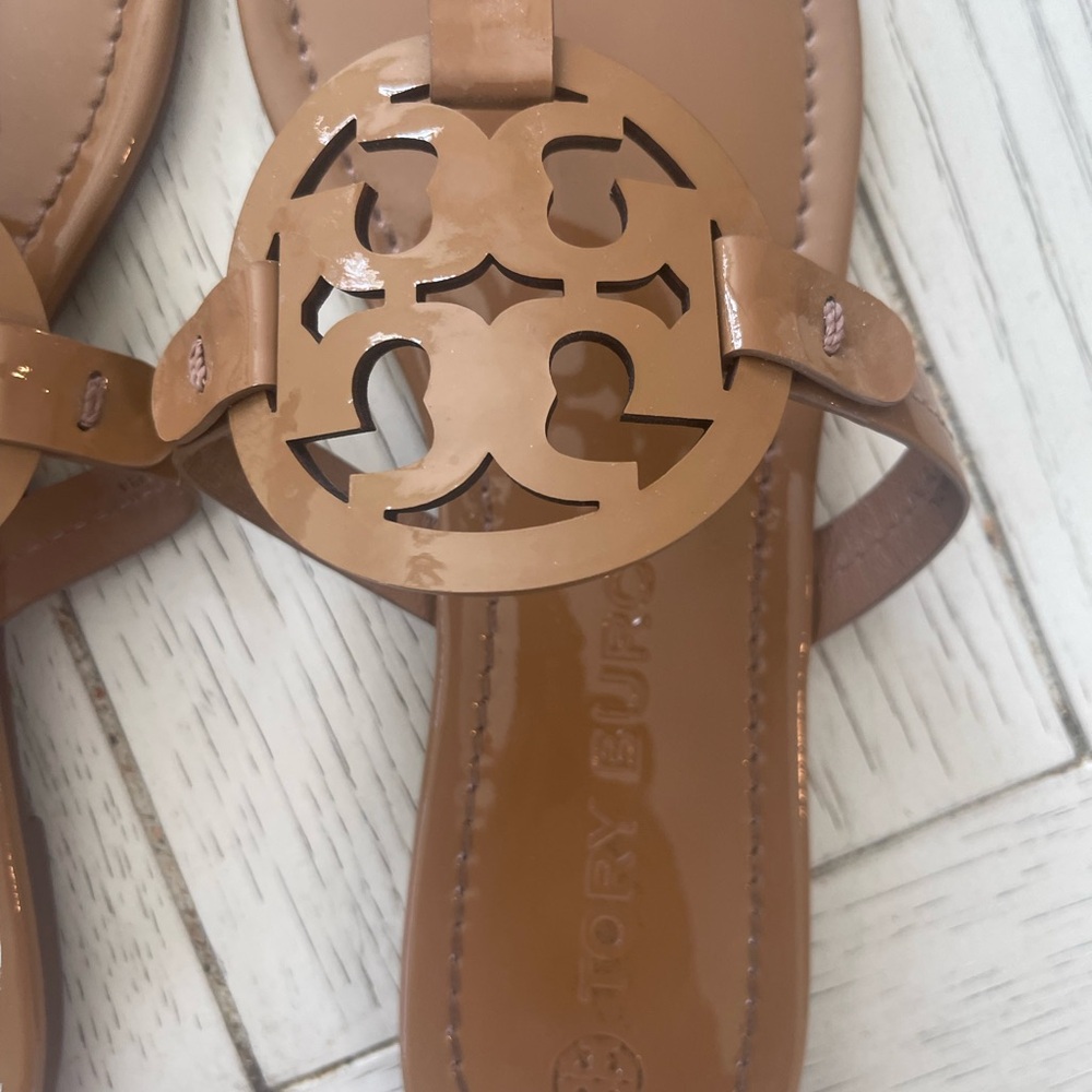 Tory Burch Tan Miller Sandals Iconic Glossy Patent Leather Design - Picture 6 of 10